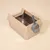 Katzenstreu-Box aus Metall und Kunststoff mit beige Abdeckung und grauer Streuschaufel, seitlich befestigt. Katzenstreu-Box aus Metall und Kunststoff mit beige Abdeckung und grauer Streuschaufel, seitlich befestigt.