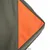 Détail d’un tissu bicolore vert et orange, matière textile visible, couture apparente. Aucun logo ou texte visible.