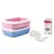 Deux bacs à litière en plastique rose et bleu, une gamelle blanche, une pelle blanche ajourée et une boîte de sacs pour bac à litière Savic Bag it Up visibles sur fond blanc.