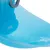Nahaufnahme eines blauen Wasserspenders mit Wasserstrahl, geeignet für Haustiere.
