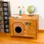 Niche en bois avec ouverture ronde, nom SPIKE en lettres colorées sur le devant. Objet décoratif, globe terrestre et vase à fleurs posés dessus.