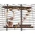 Accessoire suspendu pour rongeur en bois et corde, avec échelle, anneau et plateformes. Hamster visible sur la plateforme dans une cage à barreaux métalliques. Accessoire suspendu pour rongeur en bois et corde, avec échelle, anneau et plateformes. Hamster visible sur la plateforme dans une cage à barreaux métalliques.