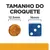 Tamanho do croquete: 12,5 mm de diâmetro ao lado de um dado azul com 16 mm. Comparação visual para referência de dimensão.