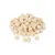 Montón de dados pequeños de alimento deshidratado para mascotas, color beige claro, sin marca ni texto visible.
