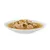 Comida húmeda para mascotas servida en un plato blanco, con trozos de carne y verduras visibles en salsa.