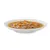 Comida húmeda para mascotas servida en plato blanco, con trozos de carne y pequeños cubos naranjas en salsa.