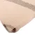Lähikuva beige-valkoisesta matosta, jossa on liukumaton pinta ja pehmeä alapuoli.