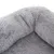 Närbild av grått, fluffigt tygmaterial, möjligen del av en husdjursbädd eller filt.