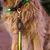 Nomad Tales hondenriem met reflecterende gele streep en metalen clip, bevestigd aan een halsband met groen oplichtende elementen.