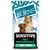 Burns SENSITIVE Fish & Wholegrain Maize hundefoder, 2 kg. Tekst: ADULT/SENIOR. Billede af to hunde på posen.