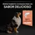 Texto: Perfectamente cocinada para un sabor delicioso. Nº1 ingrediente salmón. Imagen de un perro sentado junto a un cartel con dibujo de salmón.