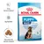Royal Canin Puppy Maxi 2–15 months kutyatáp csomagolás, erős immunrendszer, agyfejlődés, táp szemcseméret adaptált feliratokkal és kerek tápdarab képe.