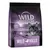 Wild Freedom Wild Hills kattenvoer, 100% grain-free recipe, lots of fresh poultry meat with duck, verpakking van 400 g met afbeelding van een kat op de voorkant. Wild Freedom Wild Hills kattenvoer, 100% grain-free recipe, lots of fresh poultry meat with duck, verpakking van 400 g met afbeelding van een kat op de voorkant.