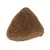 Yksittäinen ruskea, kolmionmuotoinen kuivaruokanappula lemmikille, ei näkyvää tuotemerkkiä tai tekstiä