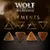 Wolf of Wilderness ELEMENTS, τέσσερα τριγωνικά κομμάτια ξηράς τροφής σκύλου σε διαφορετικές αποχρώσεις, γεωμετρικά σύμβολα στοιχείων πάνω από τα κομμάτια.