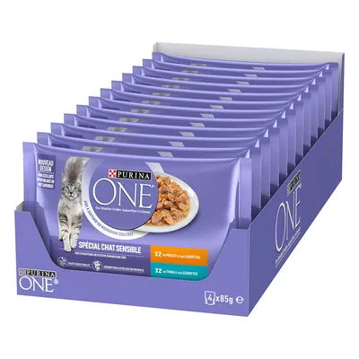 Συσκευασία με φακελάκια PURINA ONE Spécial Chat Sensible, 4 x 85g. Ορατό κείμενο: X2 au poulet et aux carottes, X2 au thon et aux carottes. Κείμενο στα γαλλικά.