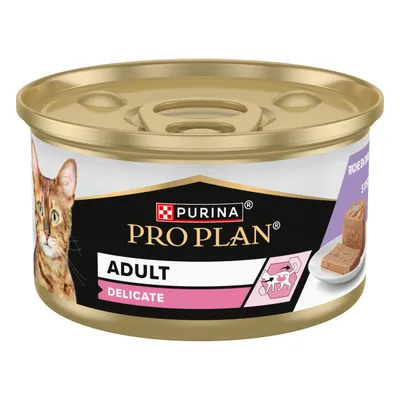 PURINA PRO PLAN ADULT DELICATE lattina di alimento umido con immagine di gatto e ciotola con pezzi di cibo, etichetta viola. PURINA PRO PLAN ADULT DELICATE lattina di alimento umido con immagine di gatto e ciotola con pezzi di cibo, etichetta viola.