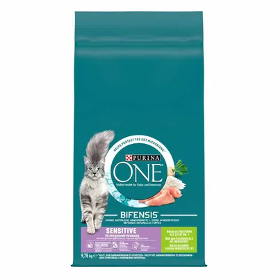 Sac de croquettes Purina ONE Bifensis Sensitive pour chat, 9,75 kg. Texte visible : défenses naturelles fortes, riche en dinde, aide à protéger le microbiome intestinal.