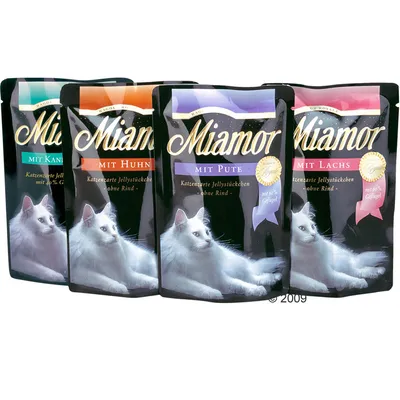 Fyra förpackningar Miamor kattmat: mit Kaninchen, mit Huhn, mit Pute, mit Lachs. Text på tyska: Katzentarte Jellystückchen ohne Rind. Bild på vit katt på varje förpackning.
