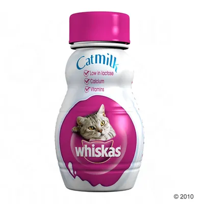Bottiglia di Catmilk Whiskas con scritte: Low in lactose, Calcium, Vitamins. Immagine di un gatto e logo Whiskas su sfondo rosa.
