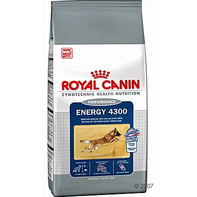 Saco de ração Royal Canin Performance Energy 4300 com imagem de cão a correr e texto visível: 'CYNOTECHNIC HEALTH NUTRITION', 'DIGESTIVE BOOSTER'. Peso líquido: 15 kg.