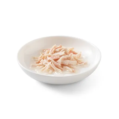 Ciotola bianca con teneri filetti di pollo in salsa, adatta come alimento per animali.