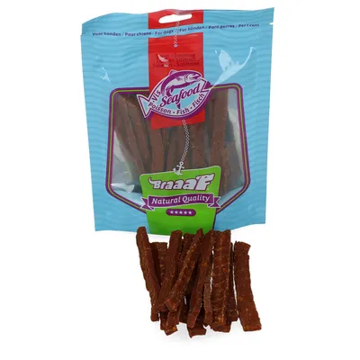 Braaaf Natural Quality vis seafood hondensnacks, zalm. Doorzichtige zak met bruine sticks, tekst: 'Voor honden', 'Natural Quality', vier sterren.