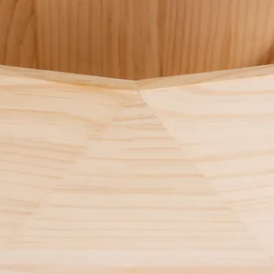 Primer plano de una estructura de madera con veta visible y uniones precisas.