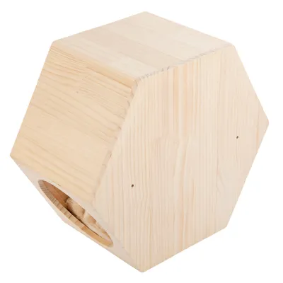 Casa hexagonal de madera clara natural con entrada redonda. Adecuada como refugio o escondite para pequeños animales.