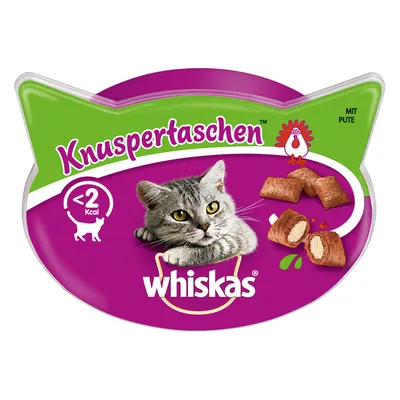 Envase Whiskas Knuspertaschen, imagen de gato gris, snacks rellenos, texto visible: '<2 Kcal', 'mit Pute'. Marca Whiskas. Texto principal en alemán.