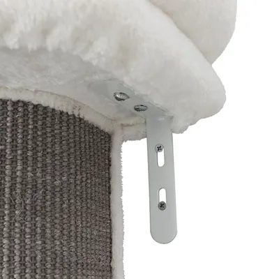 Support en métal fixé avec vis sur un arbre à chat recouvert de tissu beige et sisal gris, détail de la fixation entre la plateforme supérieure et le poteau.