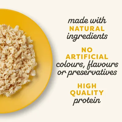 Tekst w języku angielskim: made with natural ingredients, no artificial colours, flavours or preservatives, high quality protein. Obok widoczne jedzenie na żółtym talerzu.