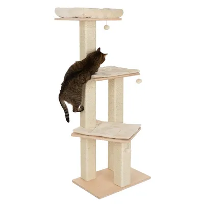 Árvore para gatos em madeira clara com três plataformas almofadadas, postes revestidos a sisal e bolas penduradas; gato castanho a subir na estrutura.