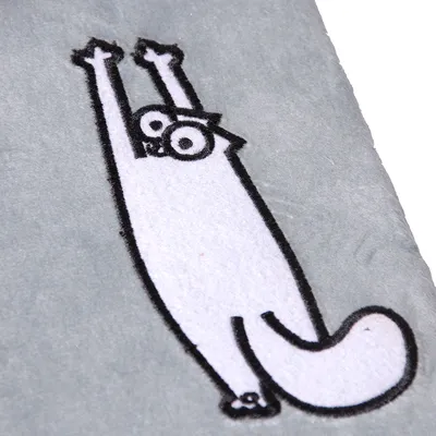 Tappetino grigio con disegno di un gatto stilizzato bianco e nero con zampe alzate, su superficie in tessuto.