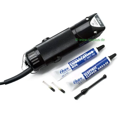 Oster tondeuse met snoer, twee tubes Oster Clipper Lubricating Oil en Electric Clipper Grease, twee veertjes en een reinigingsborstel zichtbaar.