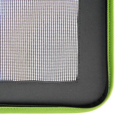 Détail d’un coin de surface en maille noire avec bordure en tissu vert et noir, matériau visible : maille synthétique et tissu.