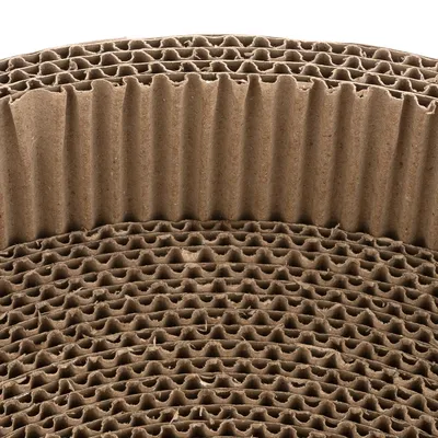 Gros plan sur des couches de carton ondulé empilées, montrant la texture et la structure du matériau.