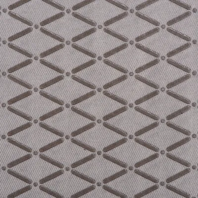 Nahaufnahme eines grauen Stoffmaterials mit rautenförmigem Muster und gepunkteten Akzenten.