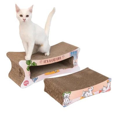 Когтеточка из картона с надписью 'It's a cat life', два элемента, украшена кошачьими мотивами. Белая кошка стоит на верхней части.