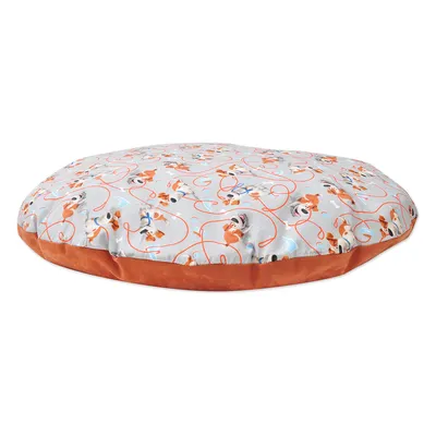Coussin rond pour animaux, housse en tissu à motif chiens et fils rouges, bordure orange. Aucun texte ou marque visible.