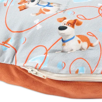 Housse de coussin pour animal avec fermeture éclair, motif chien blanc et marron à collier bleu sur fond gris, tissu en peluche orange visible en dessous.