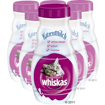 Balení pěti lahví Whiskas Katzenmilch, viditelný text: Laktose reduziert, Kalzium, Vitamine. Na etiketě obrázek kočky a nápis whiskas.