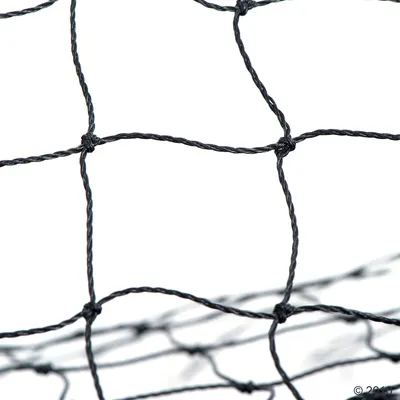 Detail čiernej sieťoviny z plastu s uzlami, štvorcové oká, materiál a štruktúra siete viditeľné zblízka.