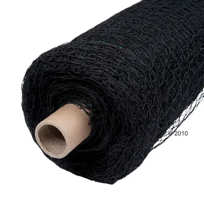 Rolka čiernej sieťoviny na kartónovej tube, materiál plast. Sieťovina je hustá a určená na oplotenie alebo ochranu priestoru.