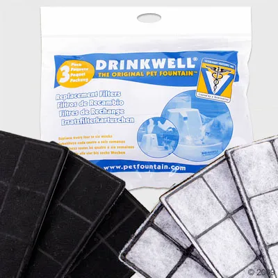 Drinkwell The Original Pet Fountain ersättningsfilter, förpackning med 3 filter. Text: Replacement Filters, www.petfountain.com. Svarta och vita filter synliga.