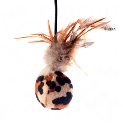 Juguete colgante para gatos con bola de tela estampada en tonos marrón y negro, decorada con plumas marrones y beige en la parte superior.