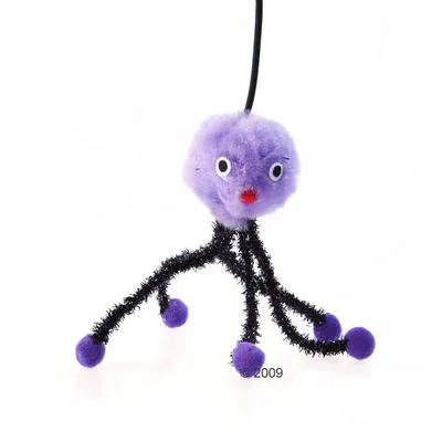 Kattenspeeltje met paarse pluchen bol, gezichtje en vier zwarte chenille poten met paarse uiteinden. Speelgoed hangt aan zwart koord.