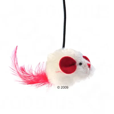 Kattenspeeltje in de vorm van een witte pluche muis met rode oren, rode neus en rode veerstaart, bevestigd aan een zwart koord.