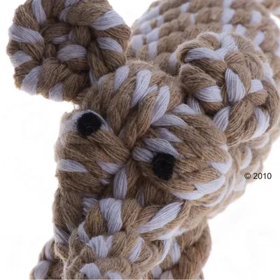 Spielzeug aus geflochtenem Seil in Braun und Weiss, geformt wie eine Maus mit schwarzen Augen. Detailansicht des Materials.