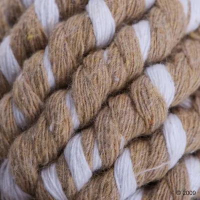 Nahaufnahme eines braun-weiss gedrehten Seils aus Naturfasern, geeignet für verschiedene Anwendungen.